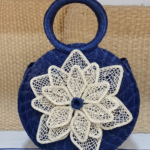 CARTERA REDONDA MEDIANA CON FLOR CALADA TEJIDA – CART026