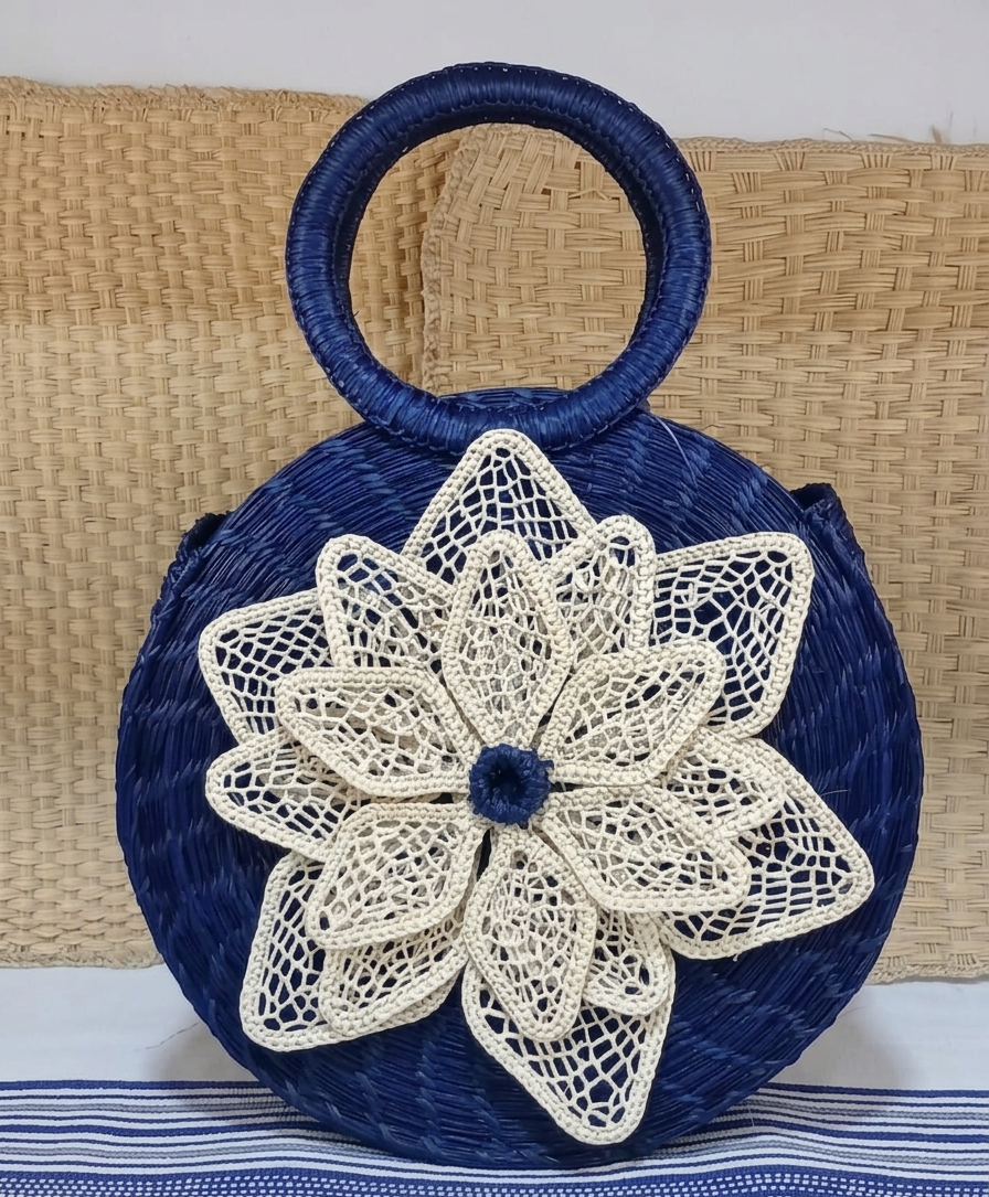 Gemini_Generated_Image_7py9vb7py9vb7py9 CARTERA REDONDA MEDIANA CON FLOR CALADA TEJIDA – CART026 - Imagen 1