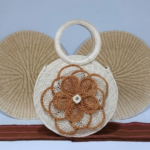 CARTERA REDONDA MEDIANA CON FLOR CALADA TEJIDA - CART025
